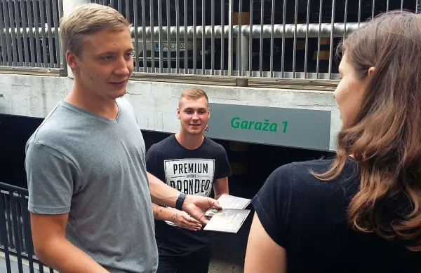 “Imamo skladbo The Facebook, v kateri denimo pravimo, naj 
gredo mladi ven, med ljudi, ne pa da se na sončen dan 
pogovarjajo s prijatelji prek facebooka,” sporočajo člani 
skupine Illumenium.