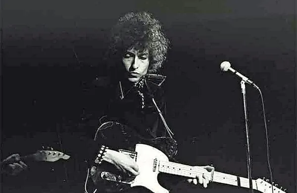 Leta 1965 je Bob Dylan na nastopu na Newport Folk Festivalu 
preklopil na električno kitaro in ojačevalec; to velja za ključen 
trenutek v zgodovini glasbe, ki simbolizira zmago rocka.