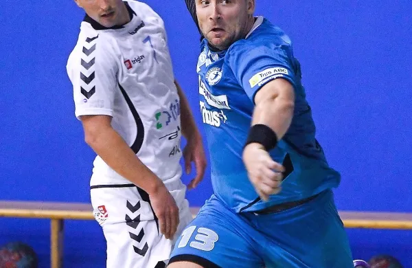 Elvin Čosić (z žogo) je bil nepogrešljivi člen izolske rokometne ekipe, ki ga 
soigralci zagotovo pogrešajo. 