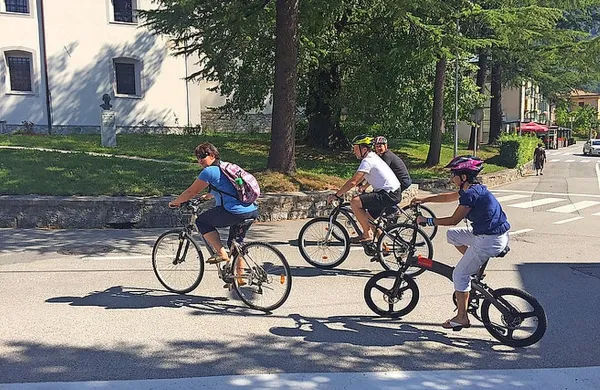 Ko so se s kolesom vozili po Tolminu in okolici,  so zaznali 
nevarne točke na Petelincu, v Doljah, v Zatolminu....   