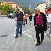 S prevezo na očeh so udeleženci delavnice spoznavali ovire 
za tiste, ki res ne vidijo.  