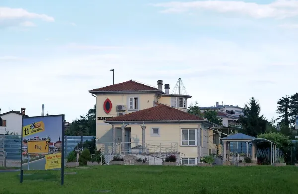 Stiki med prostitutkami in strankami naj bi se dogajali v lokalu 
Margerita in  novogoriških hotelih. 