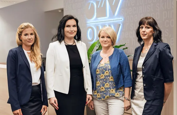 Ekipa OMV Slovenija (z leve): Sabina Merhar je vodja financ in kontrolinga ter prokuristka, 
Vanja Lombar je generalna direktorica, Tina Gladovič vodi oddelek negorivnega trgovinskega 
asortimana,  Valneja Jagodnik pa je vodja računovodstva.