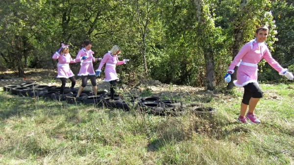 Cilj letošnjega Kraškega dekatlona ni bil samo premagati 
različne ovire na progi, temveč tudi zabava udeležencev in 
gledalcev. 