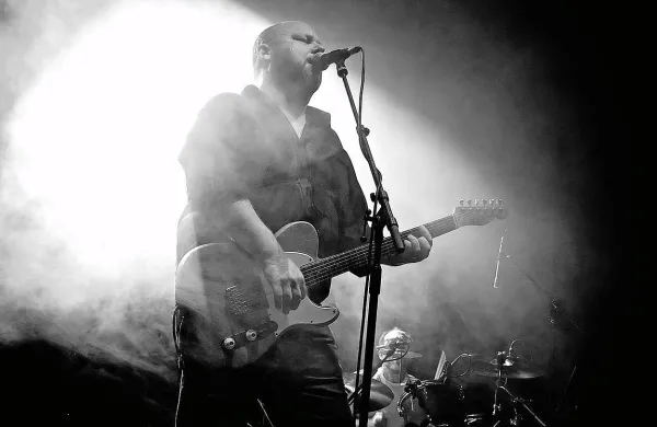 Pionirji alternativnega rocka Pixies bodo danes izdali svoj 
šesti studijski album Head Carrier, ki izžareva začetno 
ustvarjalno energijo zasedbe.