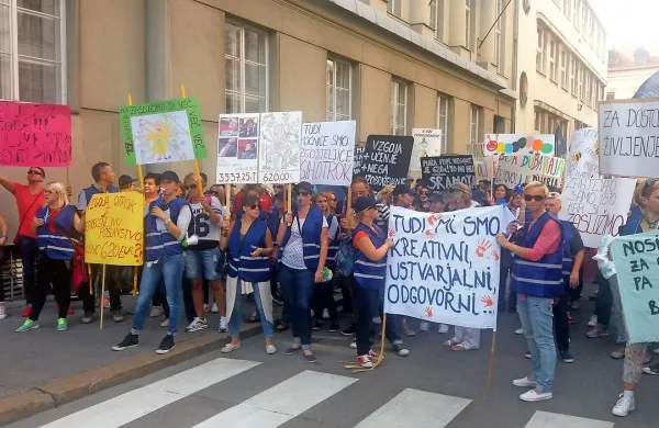  Ulico pred vlado je preplavilo morje transparentov. Na enem od njih je pisalo: “Vzgajamo 
otroke, ne pasemo ovc”.