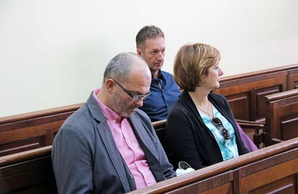 Boris Popovič se je, tako kot v sredo, tudi danes usedel v 
zadnjo klop in ne v prvo, kjer običajno sedijo obtoženci. Pred 
njim sedita Sebastjan Jeretič in Laura Ban. 