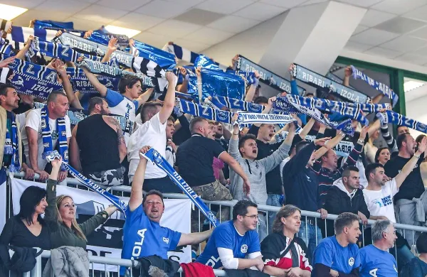 Izolski rokometaši, ki jim v prvenstvu ne gre po načrtih, bodo 
jutri še kako potrebovali tudi pomoč glasnih Ribarov.