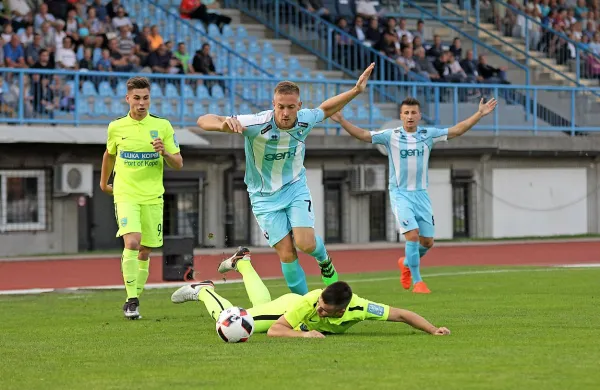 Koprčan v belo-modrem dresu Gorice Andrej Kotnik (v 
ospredju) je proti Kopru pokazal nekaj domiselnih potez. 