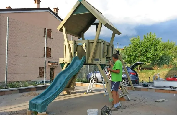 Igrišče z novim igralom so pred dnevi še urejali, od jutri pa bo 
že nared za otroški vrvež.