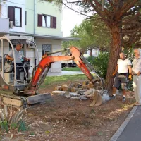 Spomenik nekdanji železniški postaji bo stal pred stanovanjskim blokom na naslovu Obala 125.