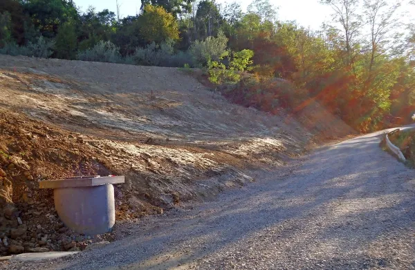 V koprski občini zagotavljajo, da so z vkopom drenažnega 
jarka preprečili plazenje brežine na lokalni cesti med Potokom in Sv. Anton. 