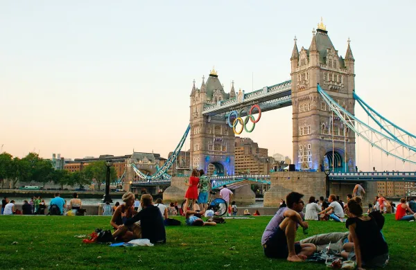 Na znameniti Tower Bridge v Londonu so med olimpijskimi 
igrami leta 2012 pritrdili olimpijske kroge. 