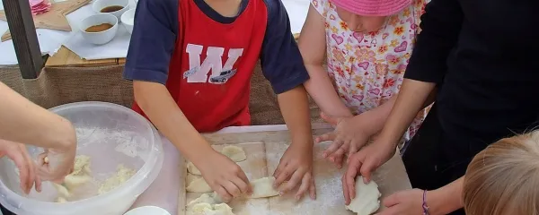 Otroci se učijo izdelovati kobariške štruklje.