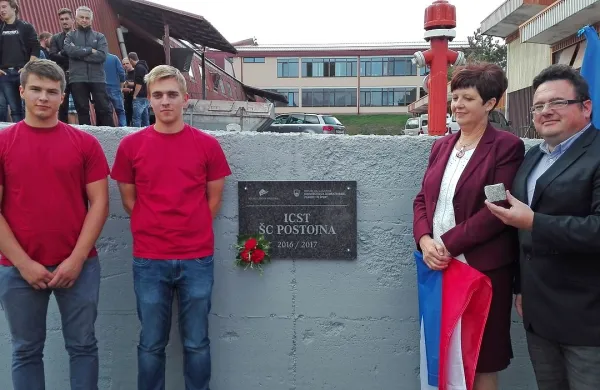Direktorica Šolskega centra Postojna Helena Posega Dolenc 
in  Iztok Žigon z ministrstva za izobraževanje sta temeljni 
kamne odkrila s pomočjo dijakov strojne šole, ki bodo kmalu 
dobili boljše pogoje za izobraževanje.



