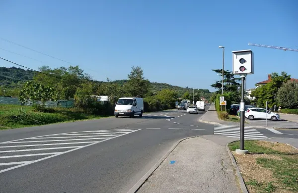 Merilno mesto na Južni cesti, kjer je najvišja dovoljena hitrost 
40 kilometrov na uro ... 