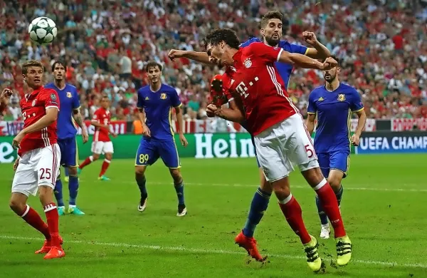 Miha Mevlja (v ospredju v  modrem dresu) je ognjeni krst v ligi 
prvakov doživel na Allianz Areni v Münchnu proti Bayernu.