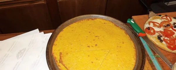 Tipična genovska jed je  farinata, slana pita iz čičerikine 
moke.