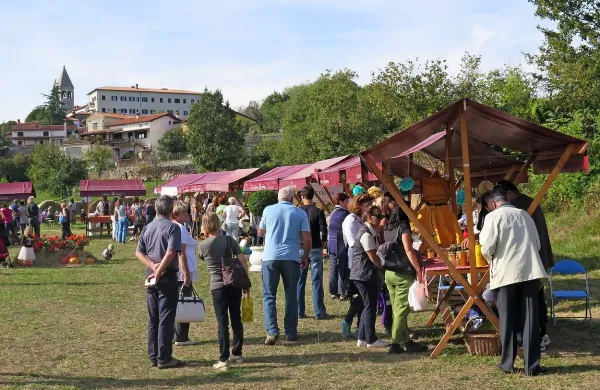 Sončna sobota in raznoliki ponudniki so v soboto v Tomaj 
privabili veliko obiskovalcev.