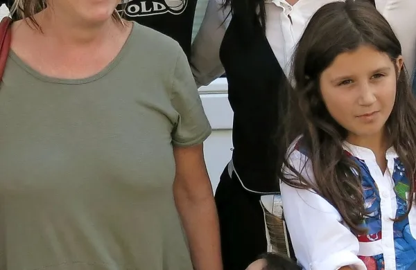 Avtor Živalskih novic Primož Suhodolčan se je rad fotografiral 
s pevko Tinkaro Kovač, njeno mamo Metko ter hčerkama 
Galo in Almo.