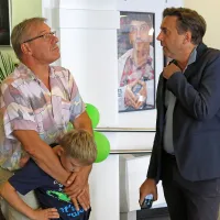 Igralec Aleš Valič (levo), koprskemu občinstvu znan iz predstav Kdo se boji Virginie Woolf? in Alan Ford: Vrnitev 
odpisanih, je poklepetal z organizatorjem Draganom Klarico.