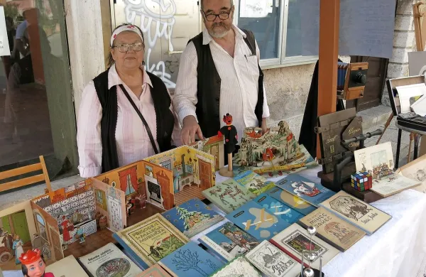 Marija in Janez Janežič sta na ogled postavila dragocene otroške knjige, 
izdane zlasti pred drugo svetovno vojno, pa tudi star fotoaparat, fotografiji 
Istrana in Istranke iz 19. stoletja, pisalni stroj, tiskarsko opremo ... 