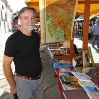 Že tretje leto zapored je na koprskem knjižnem sejmu 
sodeloval Tomo Vučinić iz reškega antikvariata Mali neboder, 
najstarejšega hrvaškega - deluje že od leta 1962. 