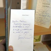 Na bibliofilski razstavi podpisanih knjig v antikvariatu Libris je 
na ogled tudi izvod slovitih Pesmi štirih, v katerega je  Tone 
Pavček napisal posvetilo slikarju in kiparju Jožetu Pohlenu. 