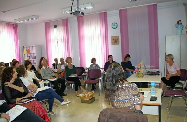 Strokovnjaki iz različnih ustanov in združenj opozarjajo na 
potrebo po sistemski ureditvi terapij s pomočjo konja.