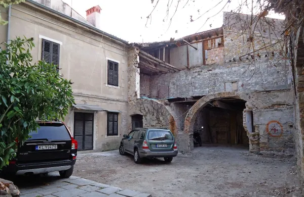 Stavba v Ulici agrarne reforme 30 se resda nahaja znotraj 
naselbinskega spomenika Koper, ni pa varovana kot stavbna 
kulturna dediščina.