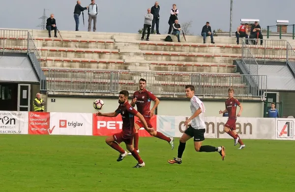 Kris Jogan (v belem dresu) je v Kranju dosegel častni zadetek 
za Brice. 