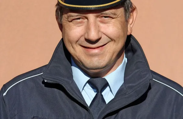 Mitja Palčič, 45-letni komandir koprske prometne policije, se 
z Notranjske  vozi na Primorsko. V policiji je  že od leta 1989, s 
prometom pa se ukvarja od leta 1993. Maja lani je magistriral 
na Fakulteti za varnostne vede.