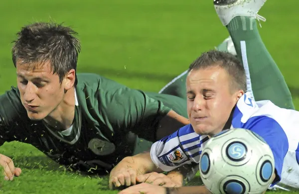 Miroslav Stoch (desno) se je po evropskem prvenstvu 
poslovil od slovaškega dresa, Valter Birsa pa ostaja eden od 
slovenskih adutov v boju za uvrstitev na svetovno prvenstvo 
v Rusiji.   