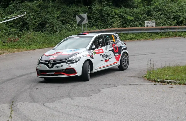 Aleks Humar in Jaka Cevc sta z renaultom cliom R3T že 
osvojila naslov državnega prvaka.