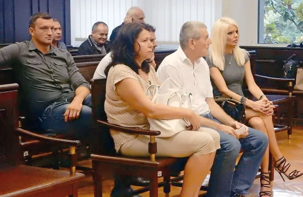 Vesna Grubač, Radenko  in Radenka Vasić (spredaj z leve) 
zanikajo očitke tožilstva glede izsiljevanja ter posojil po 
oderuških obrestih, prav tako preostali obtoženi (v ozadju).


