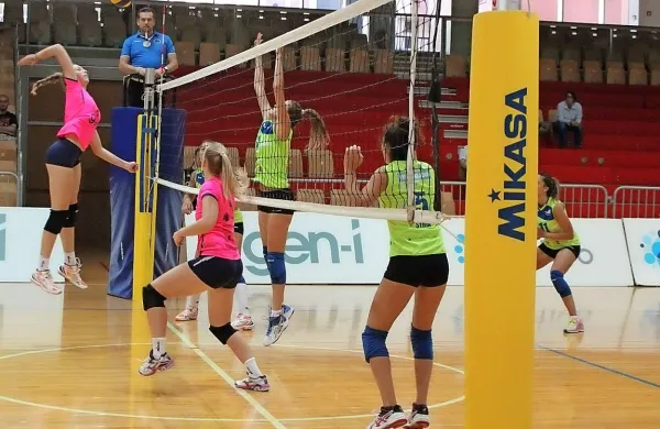 Novogoriški Gen-I Volley (levo) je doma pokazal že precej 
uigranosti.