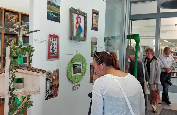 Obiskovalci galerije TIC lahko pogledajo skozi “zelena okna”.
