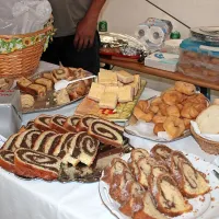 Potice, šarklji, pecivo z domačo marmelado, ... morda ne vse 
tako  brezhibno kot od profesionalcev, a s pristnimi okusi 
Pivških jezer.