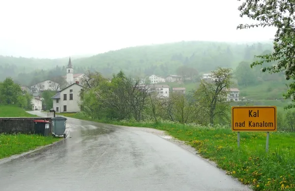 V Kalu nad Kanalom imajo vsi priključki merilnik. So eno od 
redkih  takih naselij v občini. 