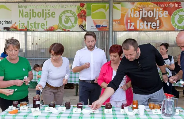 Komisija (z leve: Dunja Bandelj, Patricija Pirnat, Mojca 
Koman, Rok Hladnik, Marija Merljak, Nikola Šavle in Robert 
Fakin) ni imela lahkega dela. 
