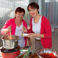 Strokovnjakinji za prehrano Marija Merljak (levo) in njena hči 
Mojca Koman sta kuhali “paramelado” - marmelado iz 
paradižnika, korenja in jabolk.
