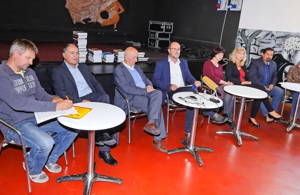 Pred novinarje je sedlo osem od dvanajstih “nezaželenih”. 
Drugi so, skupaj s študenti in nekaterimi predstavniki zainteresirane javnosti, sedeli v občinstvu. 