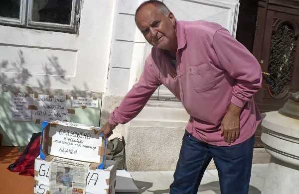 Al Smith in njegovo prebivališče med gladovno stavko, ki si 
ga je uredil pred občinsko palačo.  