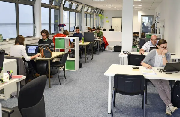 Delo ekip bo potekalo v prostoru za so-delo Bridge85 v Primorskem tehnološkem parku.

