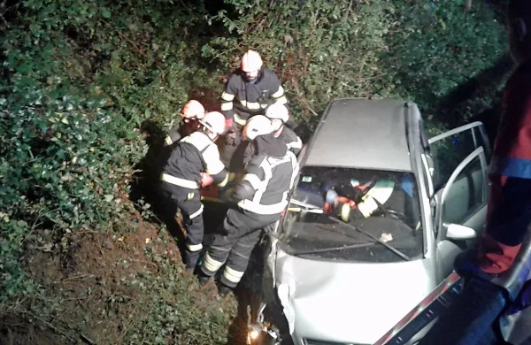 Na cesti od Ilirske Bistrice proti Jelšanam je voznik z avtom 
prebil ograjo in obstal v obcestnem jarku.  