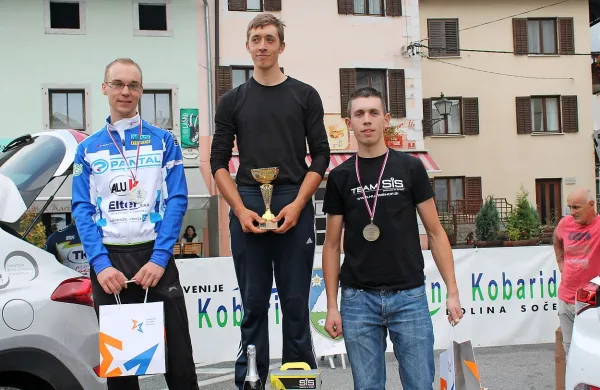 Najboljši amaterji na kobariškem vzponu so bili Primorci: (z 
leve) Aljaž Trenta iz Solkana, Miha Lavrenčič iz Doberdoba in 
domačin Gašper Koren.  

