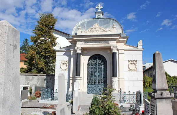 Neoklasicistična grobna kapela je prekrita s kupolo. V njeni 
notranjosti sta  kip Pietà in poslikava Maksima Gasparija.



