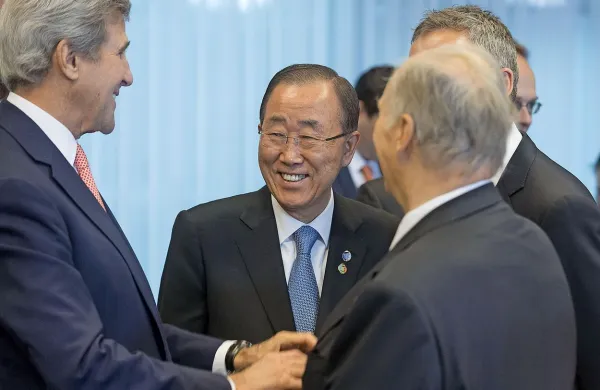 Ameriški državni sekretar John Kerry (levo) je na mednarodni 
konferenci o Afganistanu talibane danes pozval, naj sledijo 
zgledu uporniškega vodje Gulbudina Hekmatjarja in pristanejo na pogovore z vlado v Kabulu s ciljem doseči trajni 
mir.