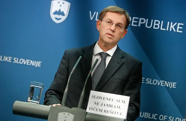 Premier Miro Cerar je skrivnosten glede novele zakona o 
tujcih, ki naj bi bila po napovedih ministrice Vesne Györkös 
Žnidar morda že v četrtek na vladi.