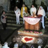 V  Sveti jami se vsako leto poleti srečajo častilci tako 
imenovanega reinkarniranega sv. Socerba, psihokirurga 
Stephena Turoffa.